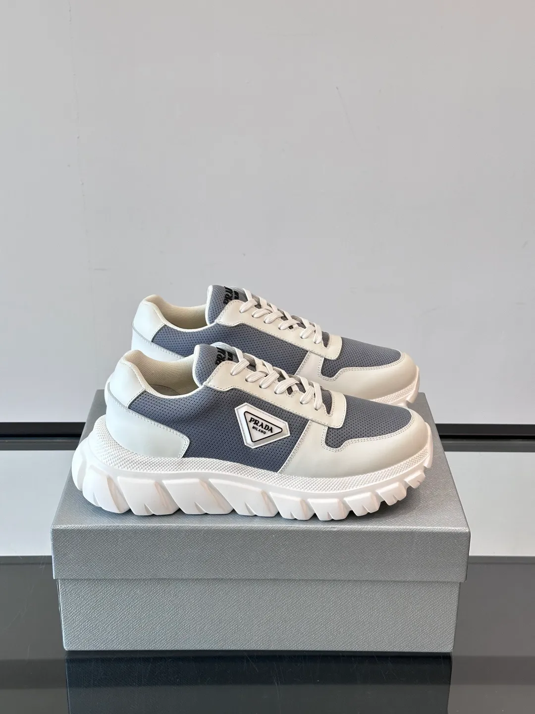 p440 "PRAD＊" men's new soft leather casual sneakers. This sneaker is made of Napa cowhide. The leather is soft and delicate, with a natural texture, which improves breathability. The rubber triangle logo on the outside embellishes the shoe body. The tongue and heel are decorated with brand letter logo details. Ultra-lightweight 6cm concave and convex rubber thick sole with PRADA letter logo on the side and cowhide lining. It feels comfortable on the foot and is exquisite and versatile! Size: 38-44 (45.46 customized)